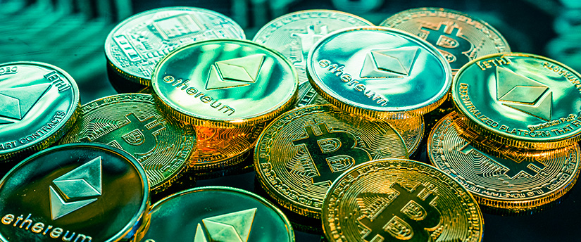 Monedas Bitcoin y Ethereum, emblemáticas de los CFD sobre criptomonedas disponibles para negociar.