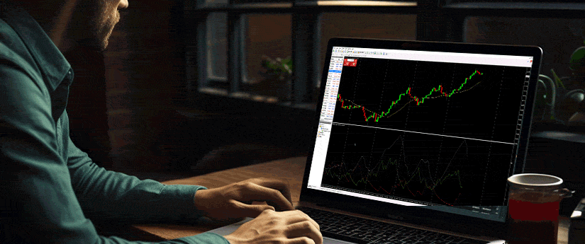 Hombre negociando CFD en un ordenador portátil, realizando análisis utilizando la plataforma MT4.